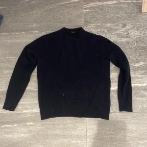 Mörkblå tröja från Massimo Dutti - Säljer en stilren mörkblå stickad tröja från Massimo Dutti. 8,5/10 skick. Storlek S men passar Xs dvs liten i storleken.