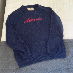 Morris Stickad Tröja - Säljer denna stickade Morris tröja i mycket fint skick. Tröjan är storlek M.