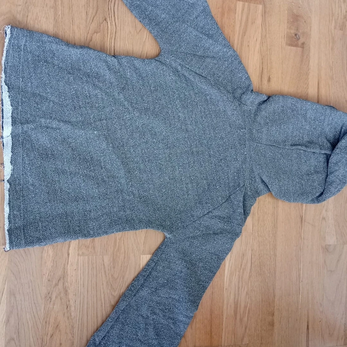 Grå hoodie från Exit Girls - 1