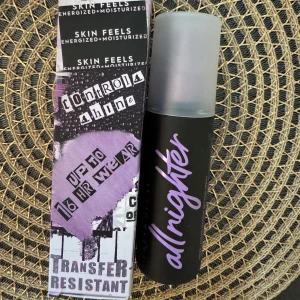 Urban Decay All Nighter Setting Spray NY  - Urban Decay All Nighter är en makeup setting spray som håller sminket på plats i upp till 16 timmar. Sprayen kommer i en svart flaska med lila text och har en matt finish. Den är lätt, transfer-resistent och har temperaturkontrollerande teknologi. Alldeles ny, oanvänd. 