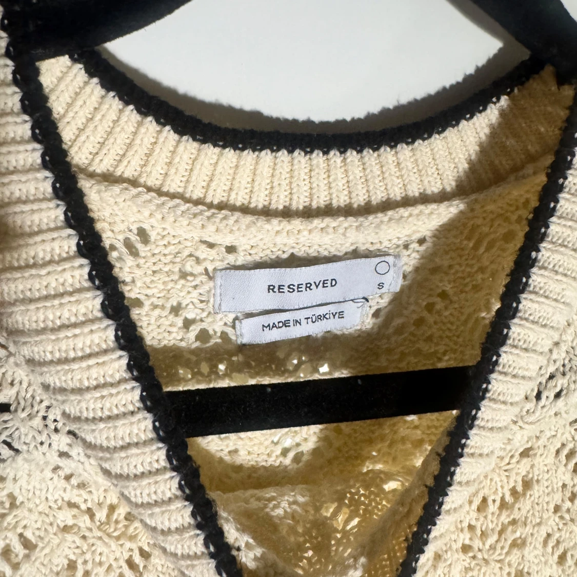 Vit stickad blus Reserved - 3