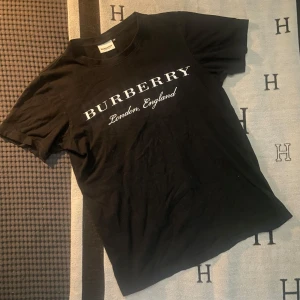 burberry t shirt m tryck  - riktigt fet burberry t shirt säljes. tröjan är i storlek m men passar s, under 180. priset kan sänkas vid snabb affär.