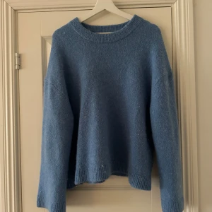 Blå stickad tröja - Mysig blå stickad tröja, lite oversized 💗