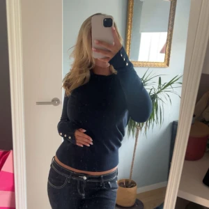 Söt marinblå tröja🩷🩷 - Säljer en såå så fin marinblå/mörkblå tröja ifrån Lindex, den har jättefina guldknappar som detaljer vilket jag tycker gör hela tröjan så fin🥹 Passar perfekt till vardags!