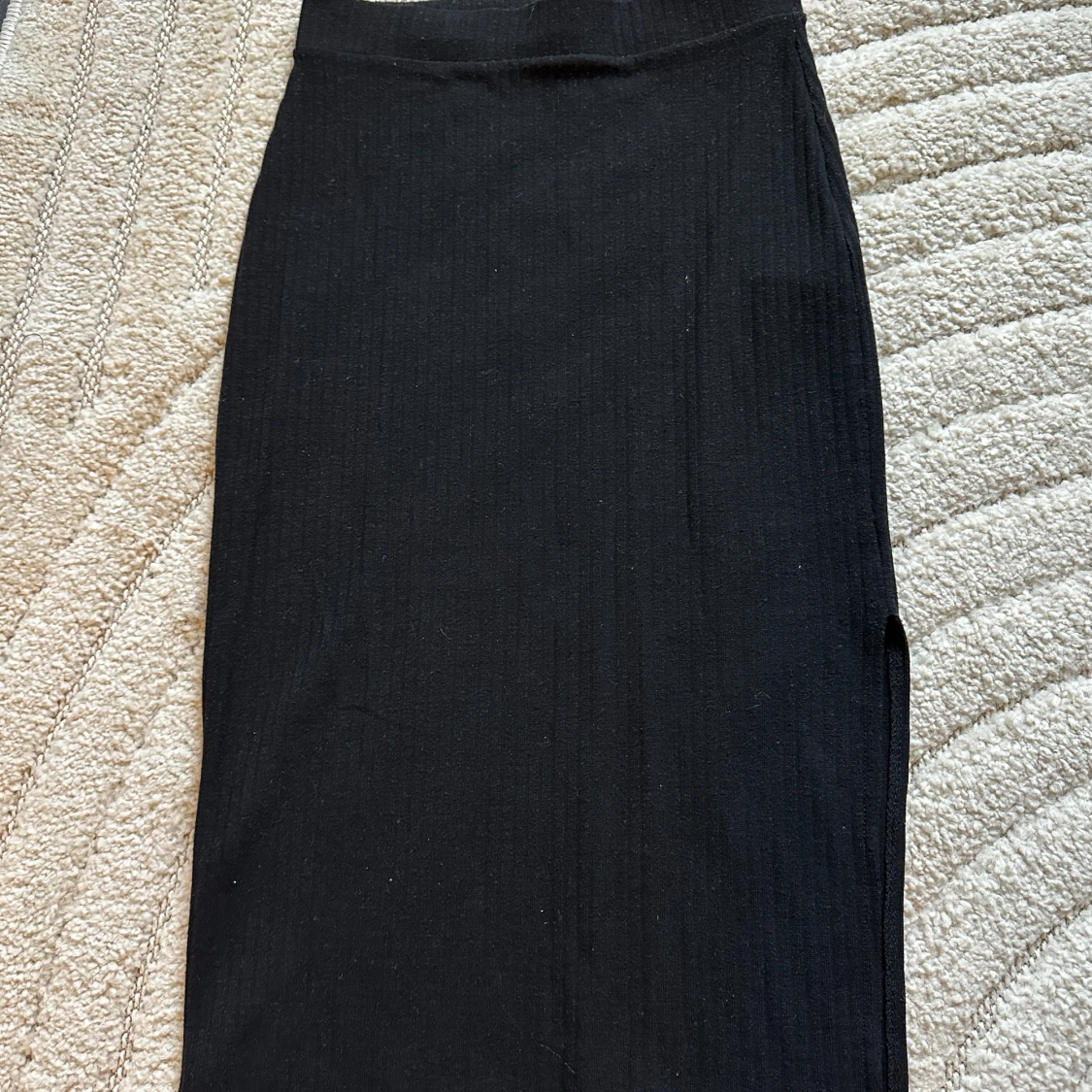 Svart ribbad långkjol från ONLY