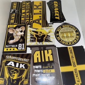 AIK klibbor  - Säljer klibbor (105 st) för ett pris på 250kr dvs 2kr per klibba + 40kr frakt. Alla motiv förutom en är köpta från blackarmys hemsida. Kontakta gärna innan köp.Skickar direkt samma dag som beställning gått igenom!