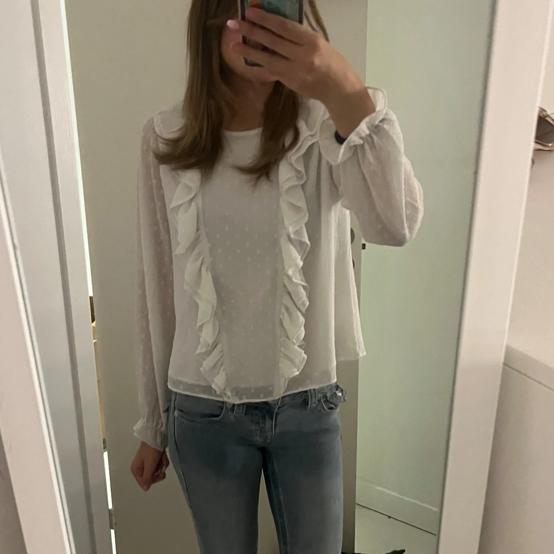 Vit blus med volangdetaljer - 1