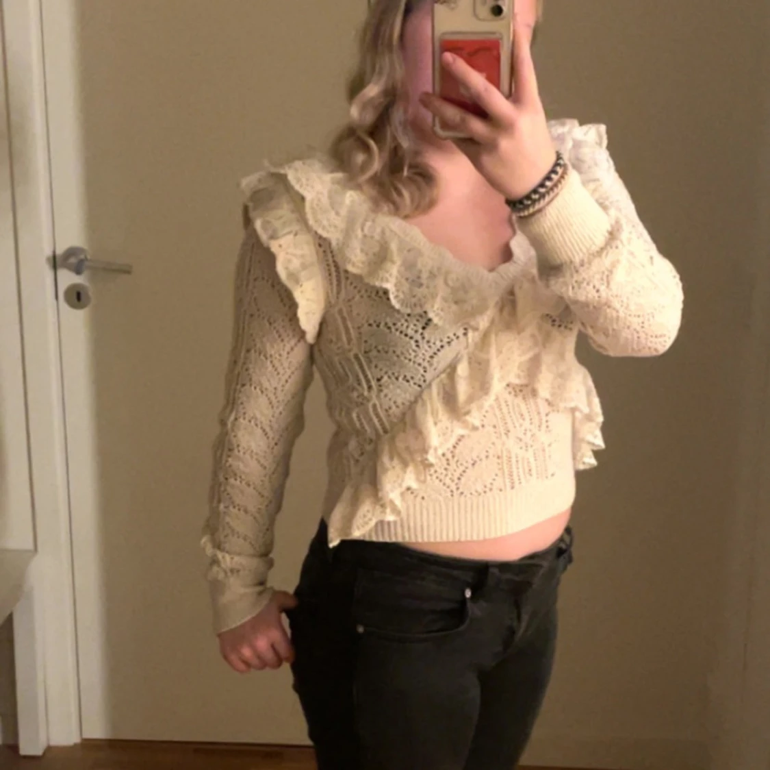 Beige stickad tröja med volang