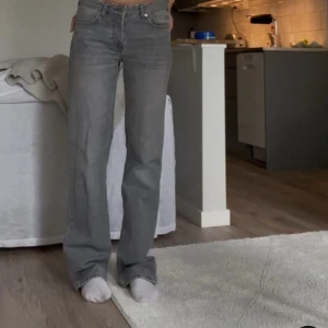 Grå Levis 501 jeans straight fit - Säljer ett par gråa jeans från lager 157. Storlek S. Lite slitna (se på bild 3) längst ner men annars ser de bra ut. 