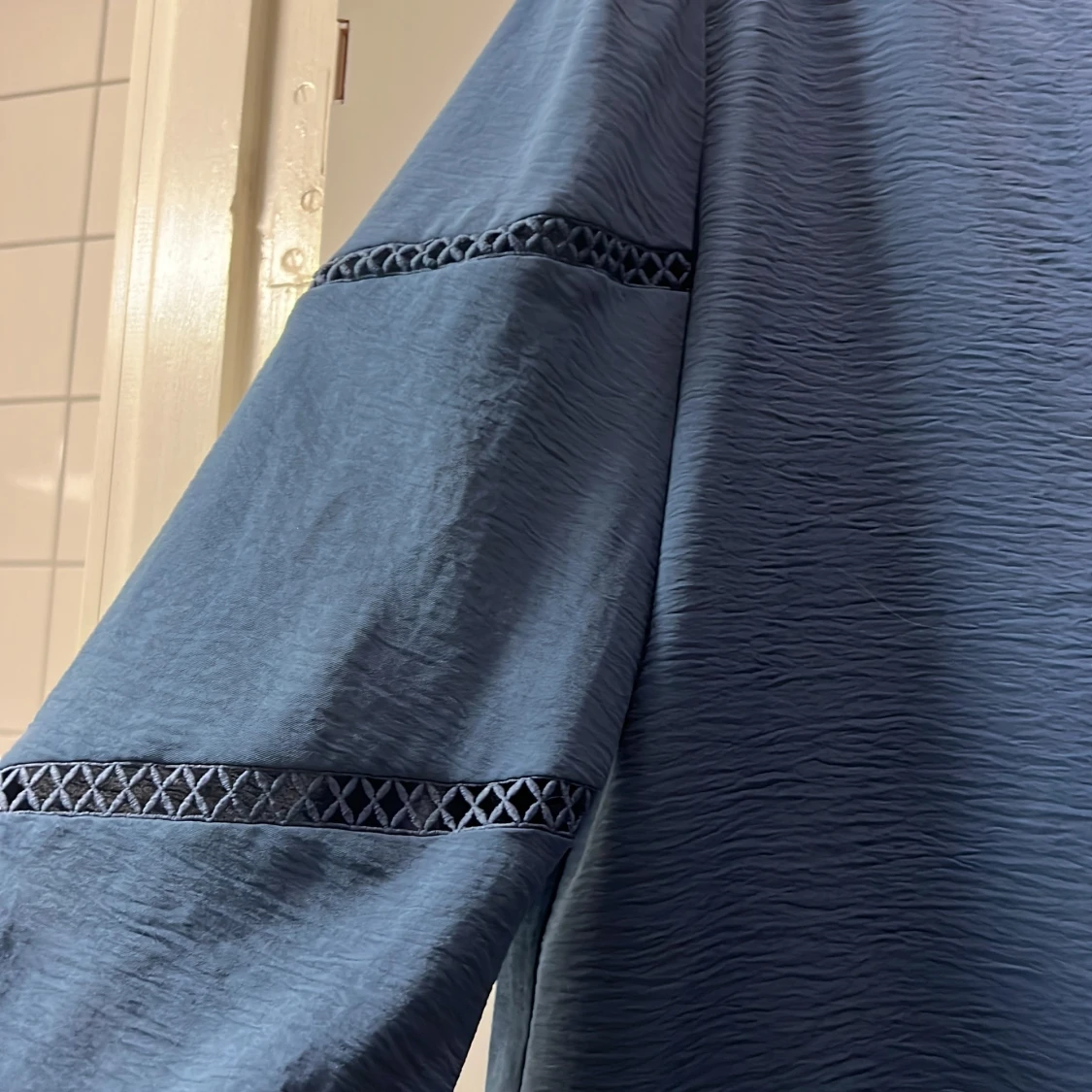 Blå blus med utskärning på armarna  - 1