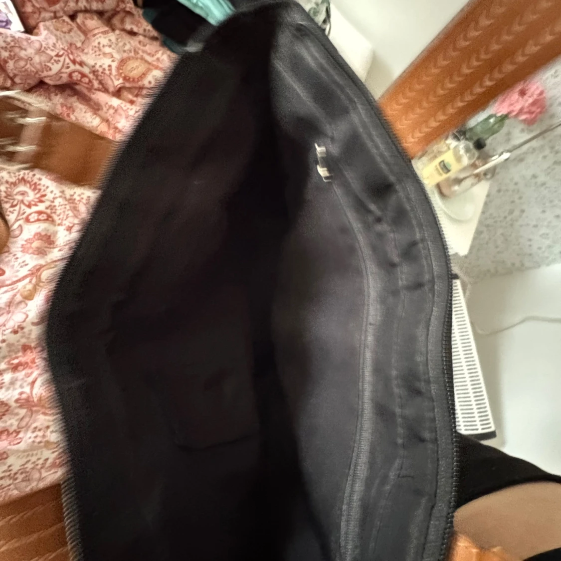 Svart axelväska med bruna detaljer! - 3