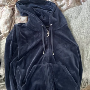 Juicy Couture - Säljer den helt nya sop hoodie från Juicy Couture som är helt oanvänd, endast testad!  Prislappen är kvar! På prislappen är tröjan skriven i storlek L men själv skulle jag säga att storleken är i S.