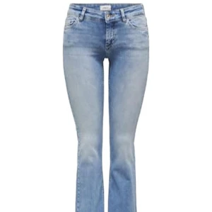 lågmidjade bootcut jeans - snygga ljus blå jeans från only. knappt använda med strechigt material💞 det är modellen onlblush low flared i storlek s 32💘