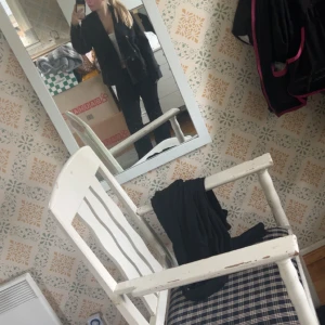 Svart tunn kappa från Wero Moda  - Säljer en svart kappa från Vero Moda i storlek XS. Klassisk modell med knappar framtill och krage. Perfekt att styla med både jeans och kostymbyxor. Materialet känns lätt och smidigt, vilket gör den enkel att bära hela dagen.