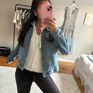 Jeansjacka  - Jättefin jeansjacka i nyskick! Är från märkte house of lola och aldrig använd, i storlek s men passar mig som brukar har xxs-xs också!
