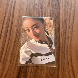 Jihyo från twice photocard - Ett Jihyo photocard från READY TO BE era. Jag samlar inte på kpop kort längre så säljer massor! Gå in på min profil för att se fler:) 