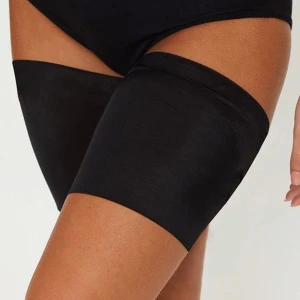 Svarta lårstrumpor med silikonband - Säljer ett par svarta lårstrumpor med breda silikonband upptill som håller dem på plats. Strumporna är släta och har en tight passform runt låren. Perfekta för att undvika skav och sitter snyggt tack vare det diskreta materialet.