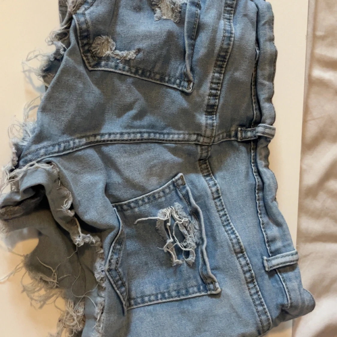 Ljusa slitna jeansshorts från SHEIN - 1