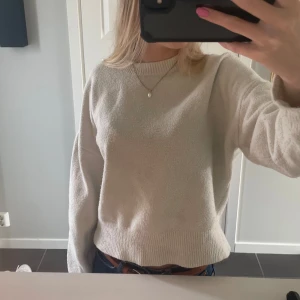 Vit stickad tröja  - Supermjuk o vit stickad tröja från Zara med rund halsringning och långa ärmar. 