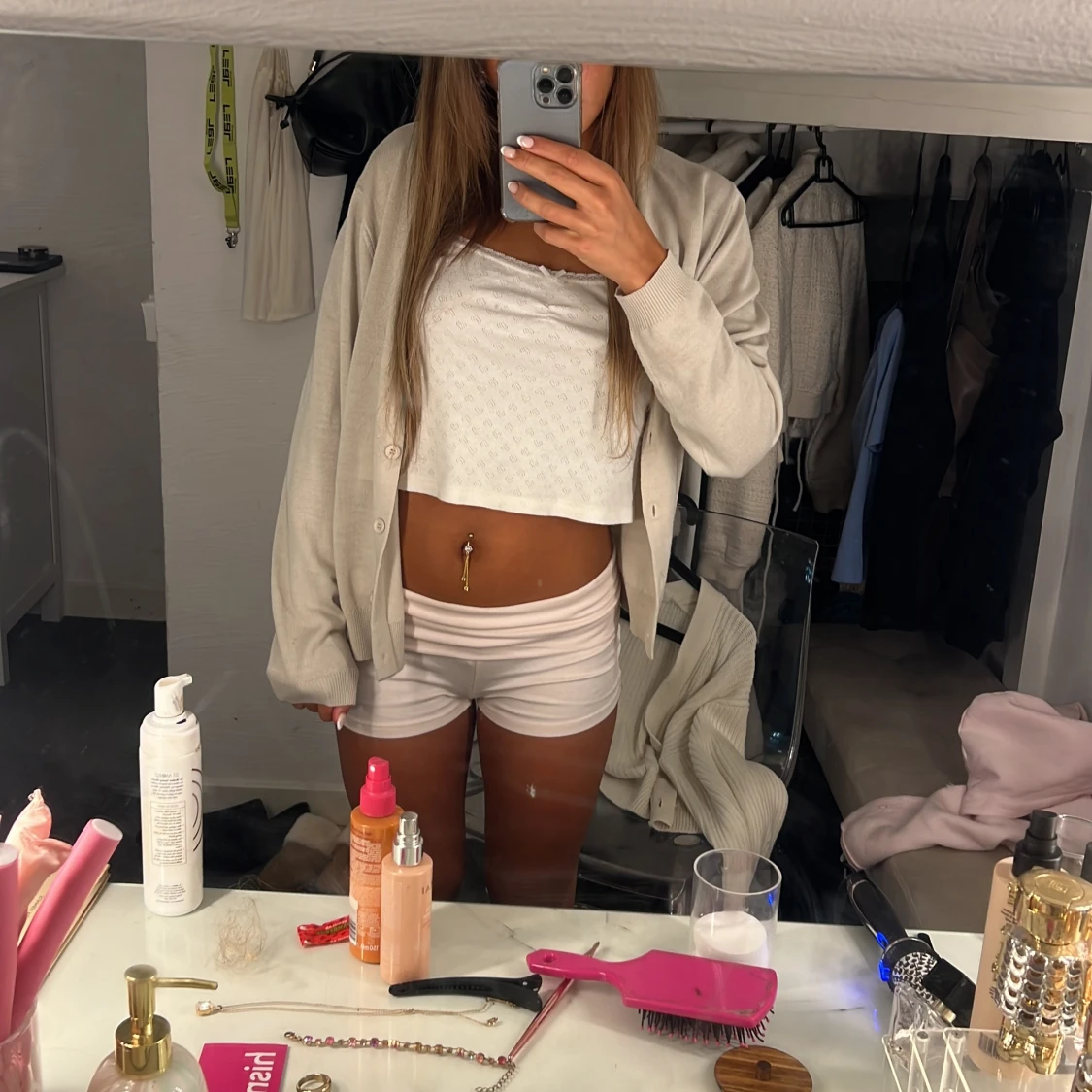 Beige kofta med knappar