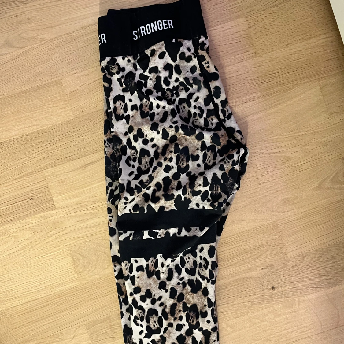 Leopardmönstrade leggings från Stronger - 3