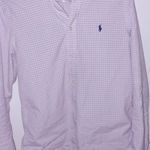 Ralph lauren skjorta  - Tja säljer denna sjukt snygga ralph lauren skjorta i stl 162 den är i bra skick och den är riktigt skön bra passform. Nypris ligger runt 1499 men mitt är mycket bättre. Hör av er via funderingar