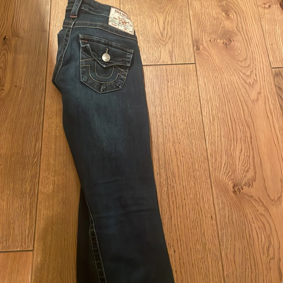 Mörkblå bootcut jeans från True Religion - 1