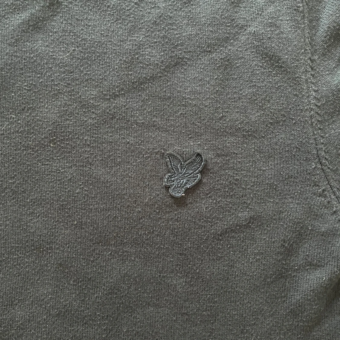 Mörkblå stickad tröja från Lyle & Scott - 1