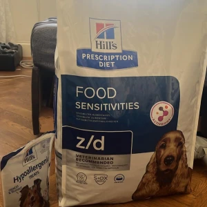 Hill’s Prescription Diet z/d + Hypoallergenic Treats 10kg + 220gr - Säljer en nästan full påse Hill’s Prescription Diet z/d (Food Sensitivities) tillsammans med hypoallergena godisbitar från samma märke. Tyvärr fungerade inte fodret för vår hund, så vi säljer vidare.  ✅ Ca 97 % kvar av både fodret och godiset ✅ För hundar med matallergier och känslig hud ✅ Inköpspris: 1040 kr 💰 Säljes för 720 kr  Priset kan diskuteras 😊