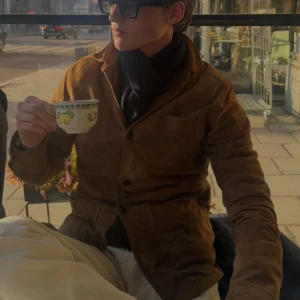 Lexington Mockajacka  - Säljer en snygg brun mockajacka från Lexington, i storlek S. Nypris ca 4000, mitt pris 1500kr. Hör gärna av er vid funderingar!