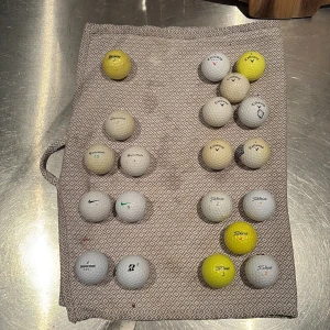 Blandade golfbollar (Titleist, Callaway, TaylorMade, Nike, Bridgestone, Srixon) - Ett set med begagnade golfbollar från kända märken som Titleist, Callaway, TaylorMade, Nike, Bridgestone och Srixon. Perfekt för dig som vill fylla på golfbagen billigt och testa olika bollar på banan.