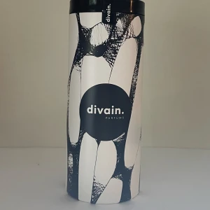 Divain  905 killian I dont need a prince  - 905 påminner om  killian i dont need a prins by my side to be a princess  100ml EDP  Top Notes Lemon. Heart Notes Tea, green tea, ginger, peach, hedione, jasmine, and apple. Base Notes Marshmallow, vanilla, and benzoin.