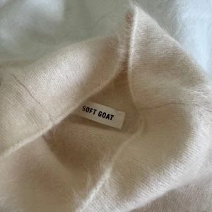 Soft Goat cashmere turtleneck - Säljer denna fina kasmirtröja från Soft Goat i perfekt skick. Nypris ligger på 2900, säljs inte längre i denna färgen.