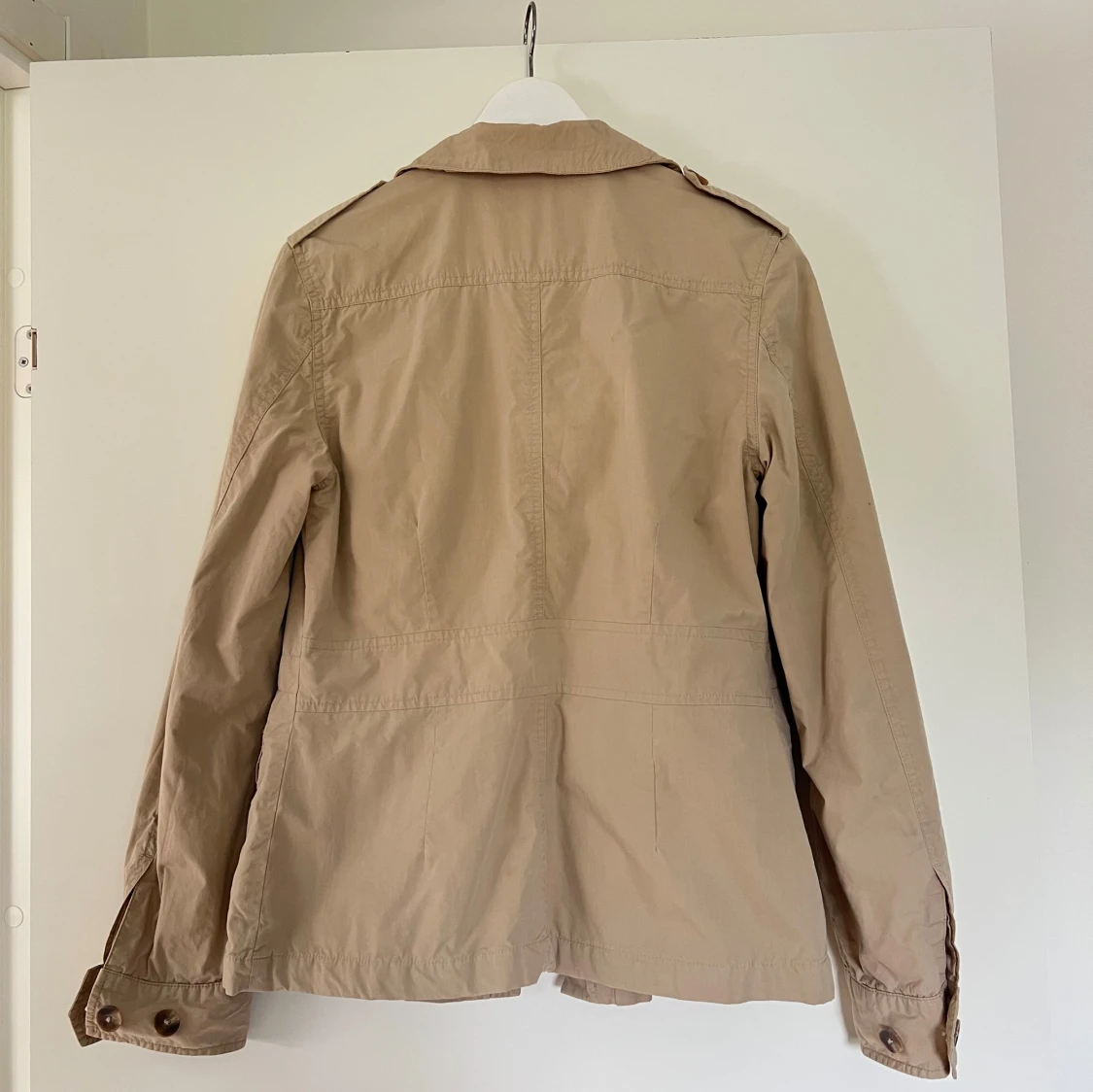 Beige vindjacka från Peak Performance - 1