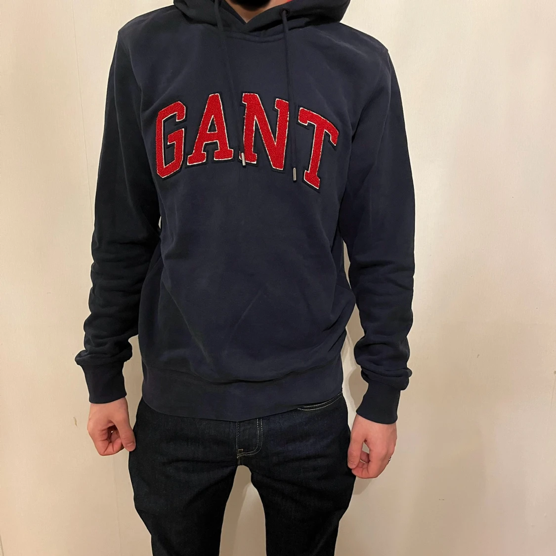 Mörkblå hoodie från GANT med röd logga