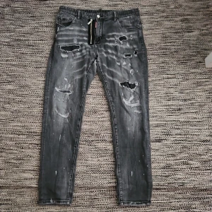 Grå skinny jeans från Dsquared2 - Det är hål där nere men hålet är inte så stort går o fixa det är bara att sy men tror inte någon märker hålet för det är där nere men annars är dom i perfekt skickt