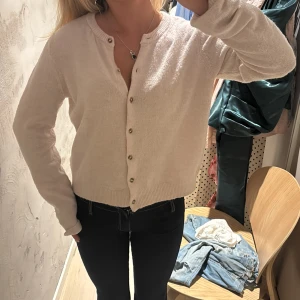 Rosa stickad kofta  - Stickad rosa kofta inte så använd!