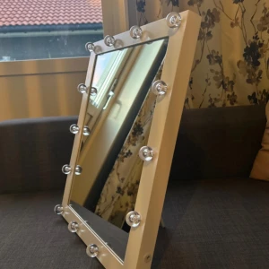 Sminkspegel med LED-lampor - (Skriv om ni har några funderingar!💕💕)Snygg sminkspegel med vit ram och inbyggda LED-lampor runt hela spegeln. Perfekt för att få till den där flawless makeup-looken. Spegeln har både stödben för att stå på bordet och fästen för att hängas på väggen. Ger riktigt bra ljus när du sminkar dig.