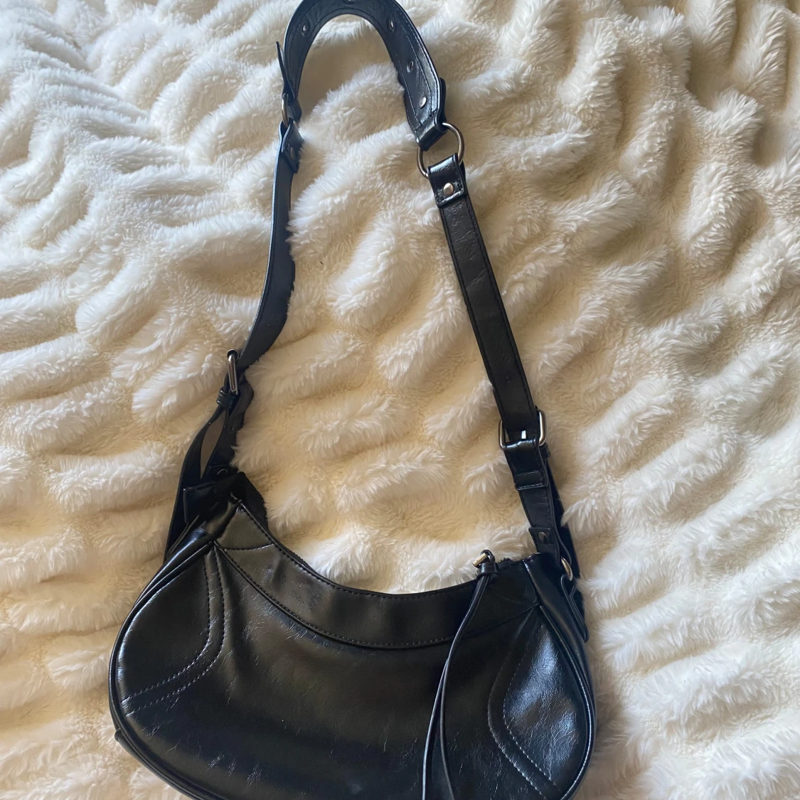 Svart axelväska från Gina Tricot - 1