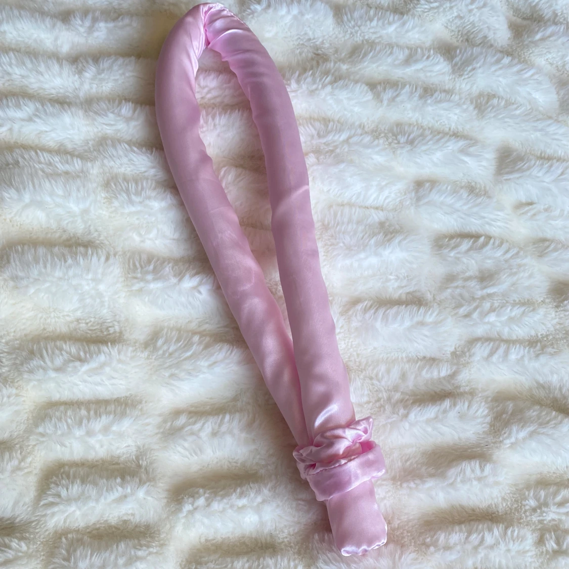 Ljusrosa satin heatless curl