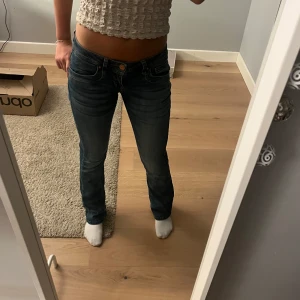 Mörkblå bootcut jeans från LTB - Säljer ett par mörkblå jeans från LTB i modellen valerie. De är midjan storlek 24 och längd 30 men är ganska stretchiga. Skriv för fler frågor och funderingar. Köpte för 800kr och har inga defekter. 