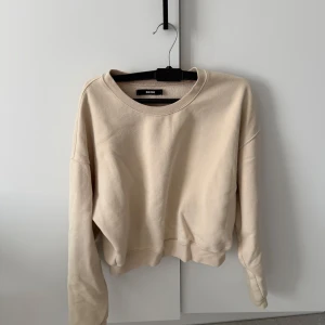 Beige sweatshirt från Bik Bok - beige sweatshirt från Bik Bok i storlek XS. Använd men i gott skick.