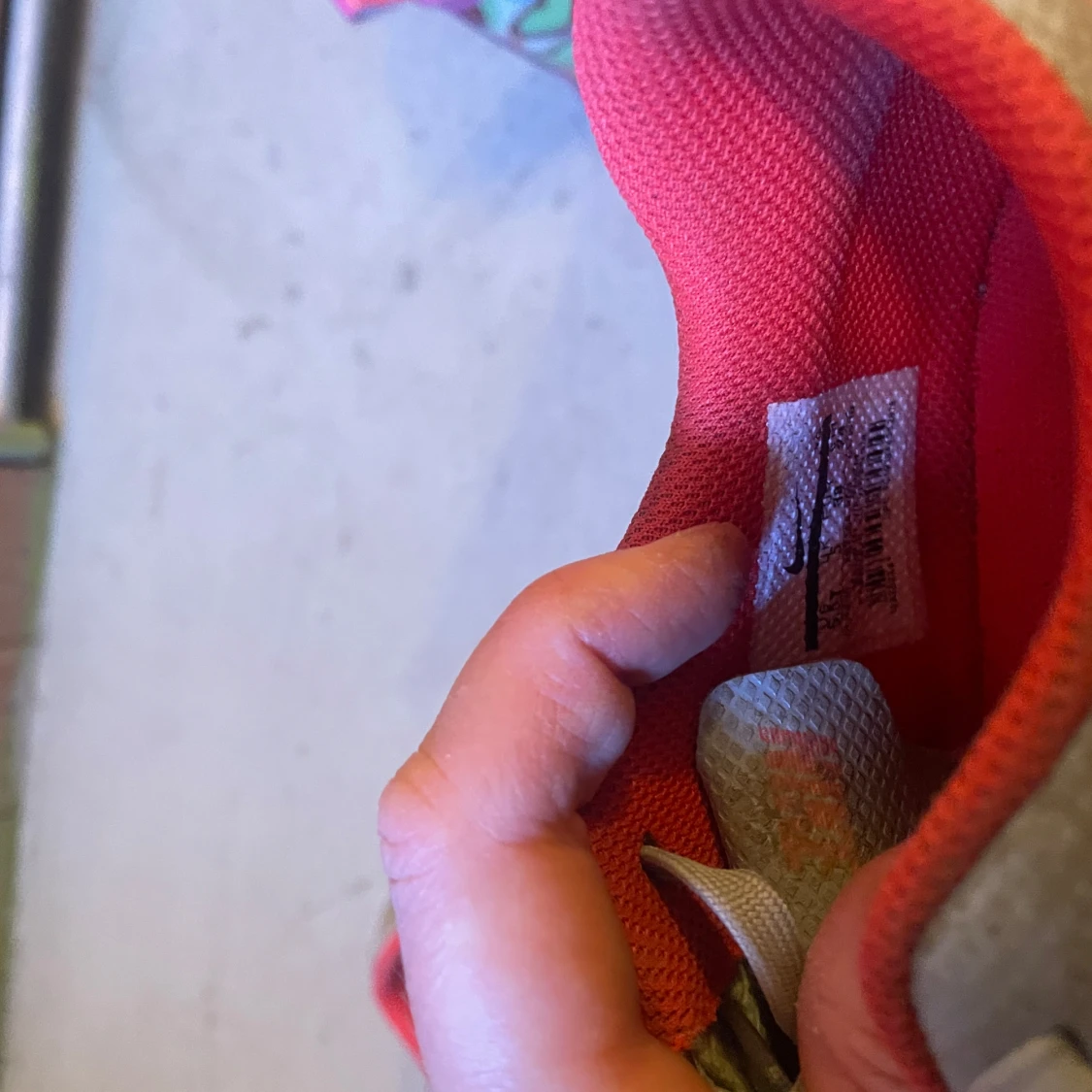 Nike fotbollsskor i grått och rött - 2