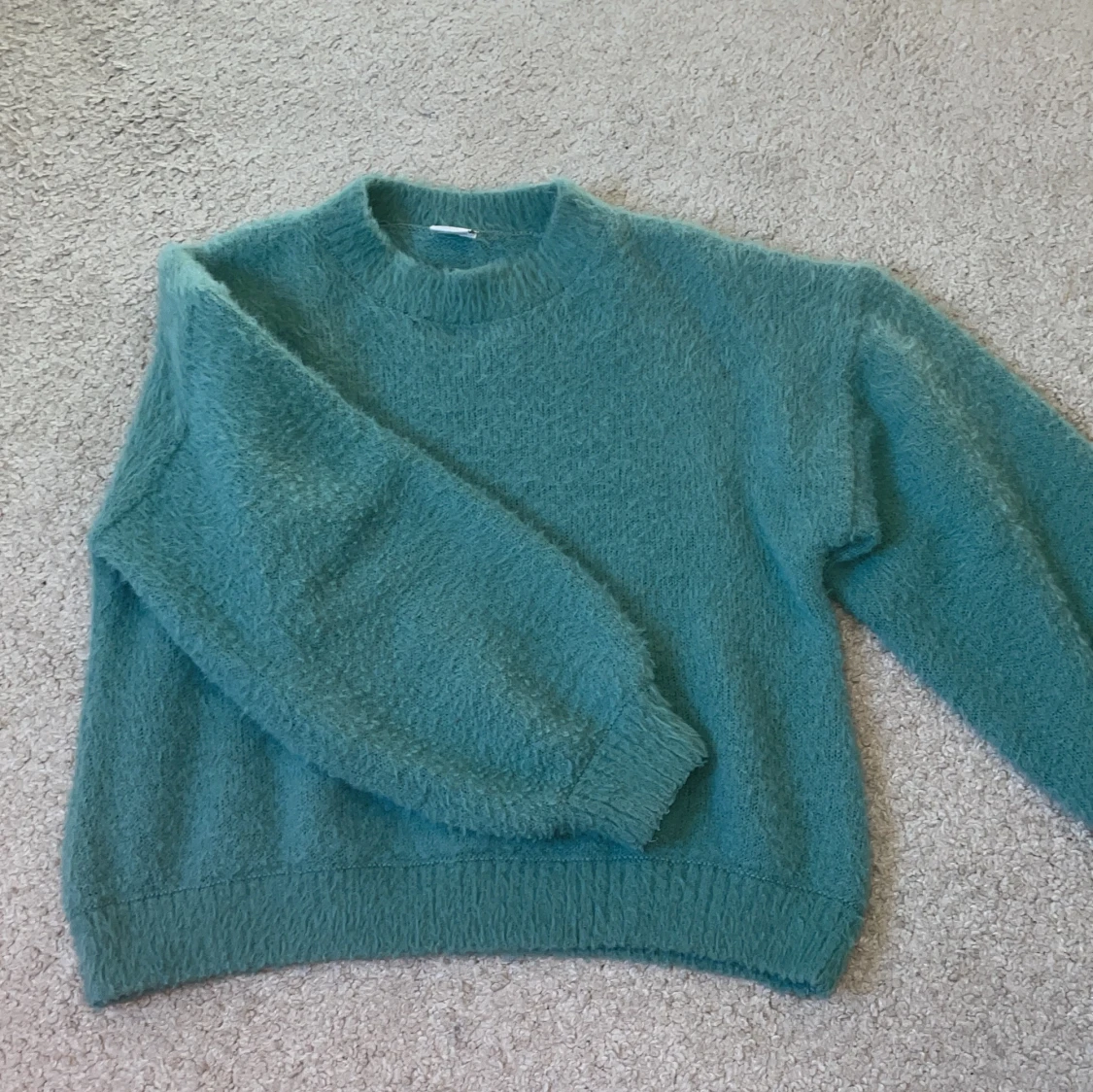 Turkos fluffig stickad tröja