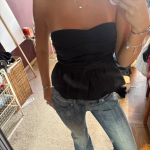 Svart tubtopp - Supersnygg svart bandeau topp från Gina Tricot. Aldrig använd lappen kvar.