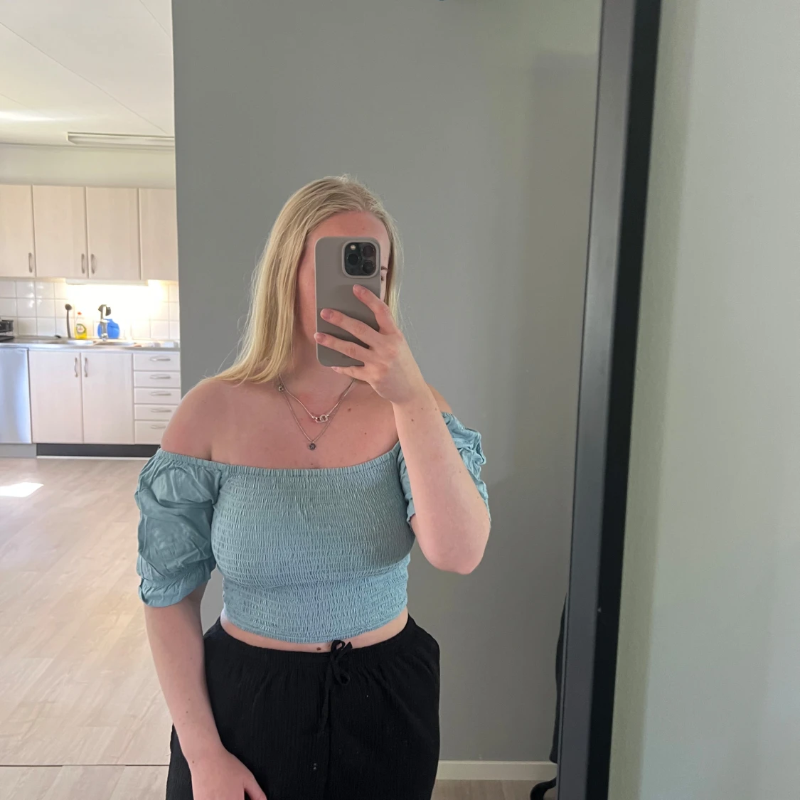 Ljusblå croppad topp med puffärm - 1