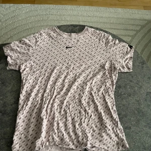 Ljusrosa Nike t-shirt med logomönster - Passar inte längre därför säljer jag de 