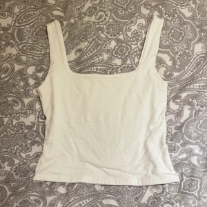 Topp med fyrkantig halsringning  - Aldrig använd ny med prislapp kvar