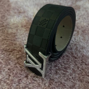 Lv bälte  - Lv bälte till salu, finns i olika storlekar bara skriv vilken ni behöver, silver logo med svart skärp.