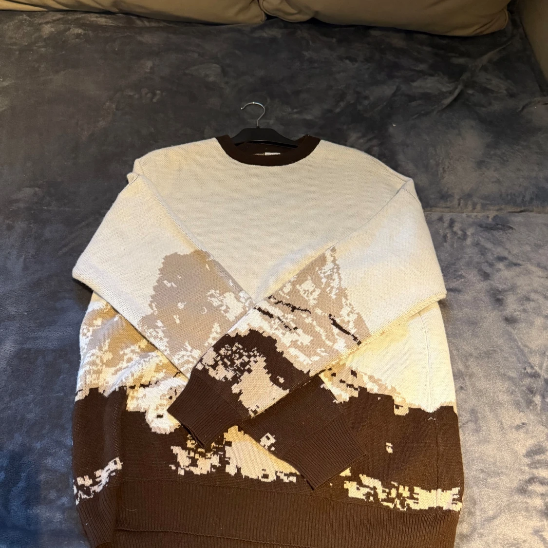 Beige och brun stickad tröja med mönster